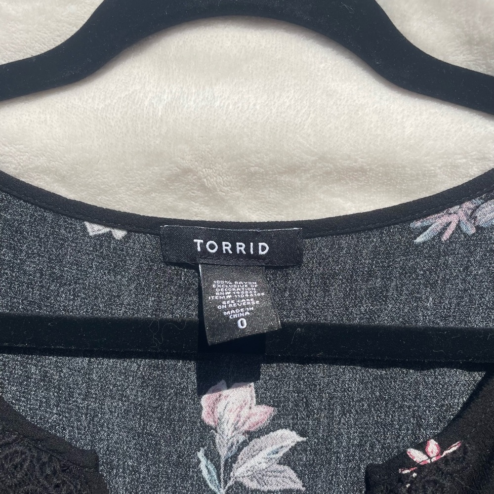 Lot 3 Torrid Plus Size Blouses | Size 0 | Lace, Floral, Paisley | Free Shippip - Picture 3 of 11